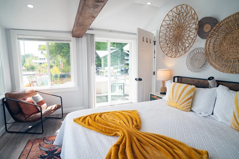 Cozy Lake Cottage: Hot Tub, Gym & Waterfront Views - Image 1