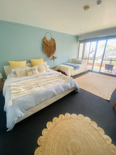 Lorne Beach Studio steps from Hotel & Totti’s Rest - Image 1
