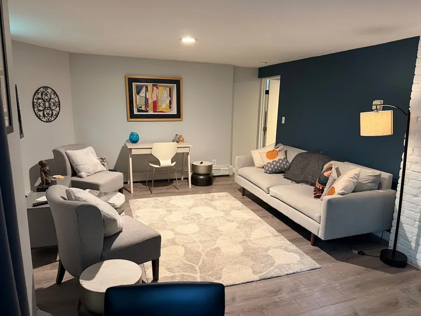 Cozy 1-bedroom apartment with private entrance - Image 1
