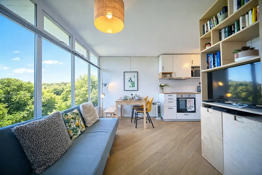 Stylish & Bright, Easy Access to Beach, Cromer - Image 1