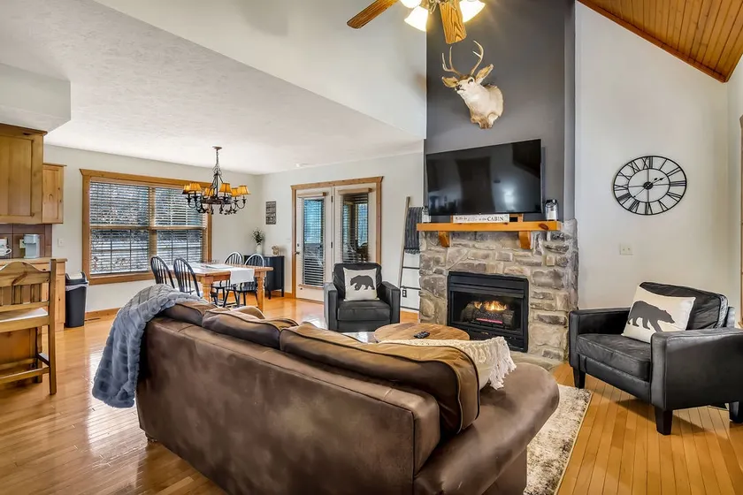 Minutes from SDC! Fireplace! Scenic Wooded Views! - Image 1