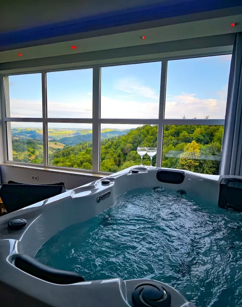 Private wellness with panoramic view, sauna & jacuzzi - Image 1