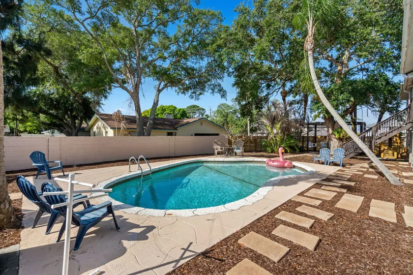 Sleeps 21 | 8BR Heated Pool & Patio - Image 1