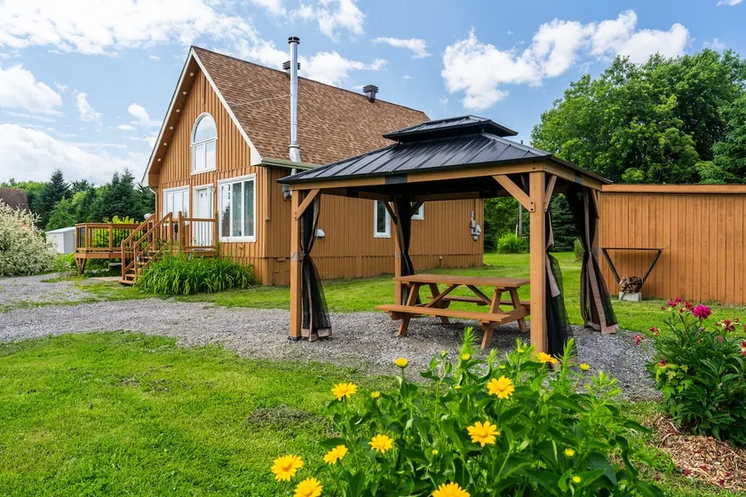 4-season chalet with lakes and private trails - Image 1