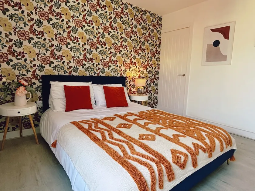 Sheffield 3-bedroom house with free street parking - Image 1