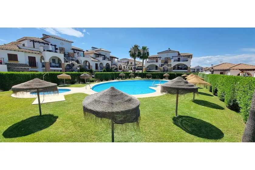 Apartment with indoor/outdoor pools and beach - Image 1