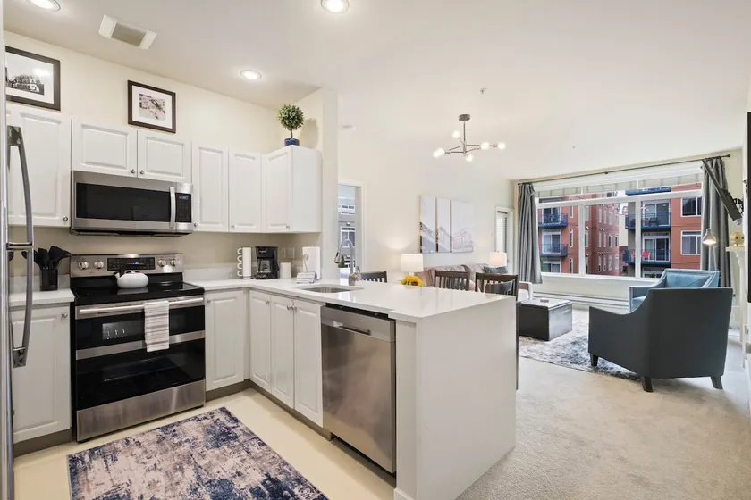 Lovely 2 Bedroom, 2 Bathroom Condo with Pool & Parking! - Image 1
