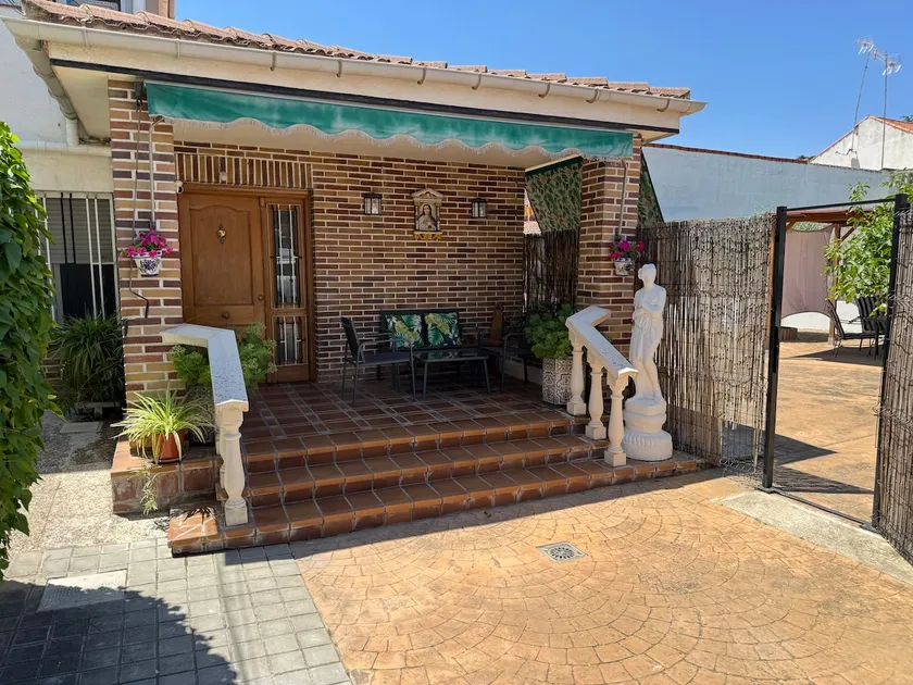 House with garden and parking - Image 1