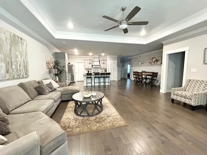 Spacious 1 level Luxury TH-KingBed/2CarGarage/4TVs - Image 1