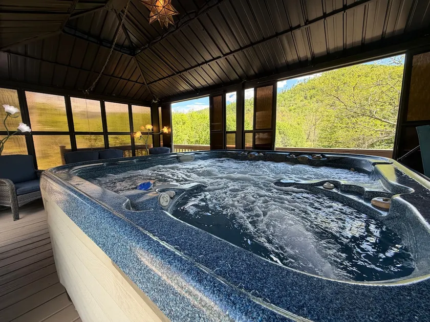 Serenity Views Retreat - Close to City and Parkway! - Image 1