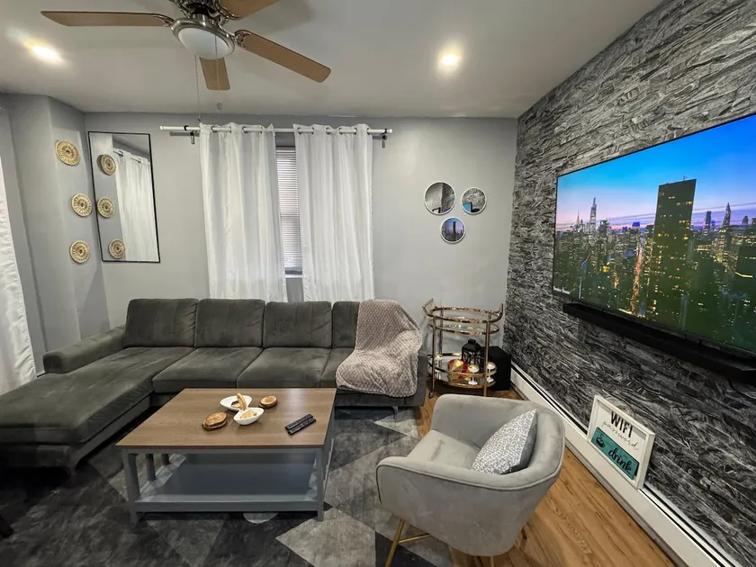 Lovely Two Bedrooms By JFK - Image 1