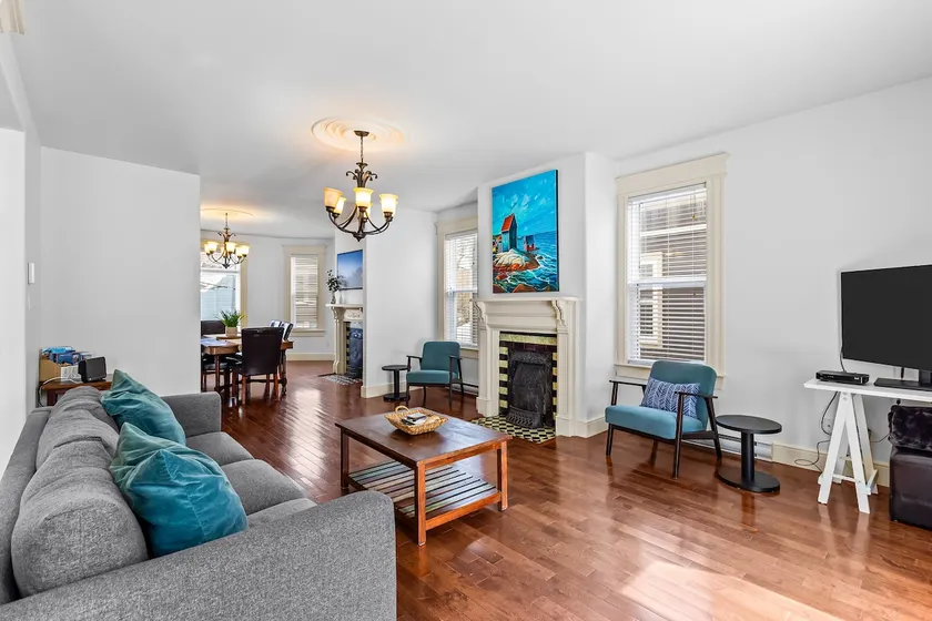 Victorian 4BR 25BA 2Parking Near Parks & DT - Image 1