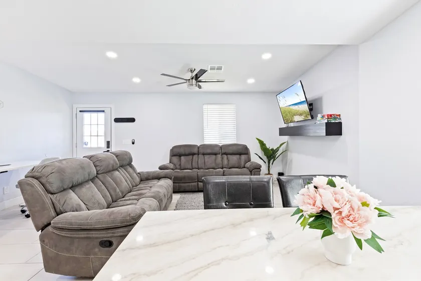 5 Min to Airport •3BR • Driveway & Yard /Sleeps 10 - Image 1
