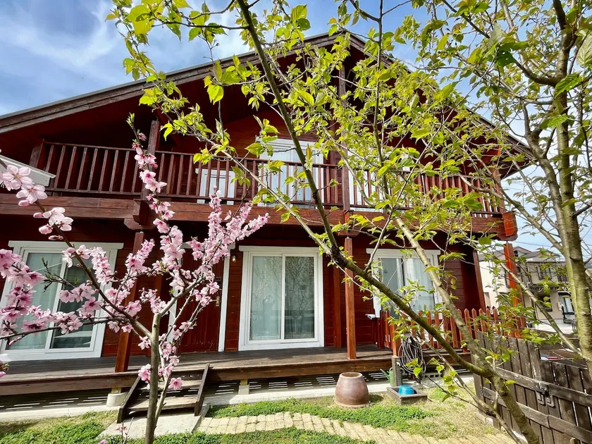 About 20 minutes by car to AB1/Gibraltar Park, log house in residential area, free parking available - Image 1