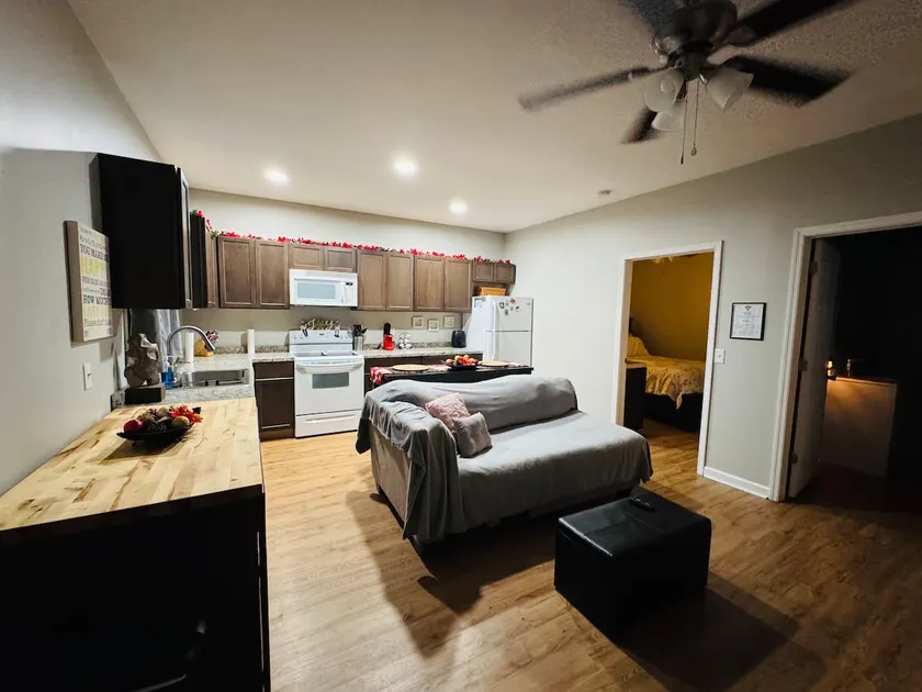 Cozy Private Guesthouse w/ Full Kitchen & Wi-Fi - Image 1