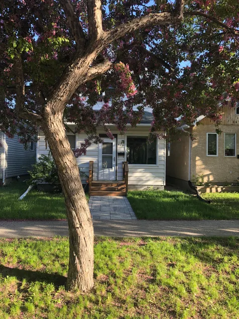 Lovely St Boniface home w/ king bed + private yard - Image 1