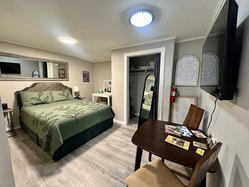 Cozy Home: Parking, Kitchen, Historic Downtown - Image 1