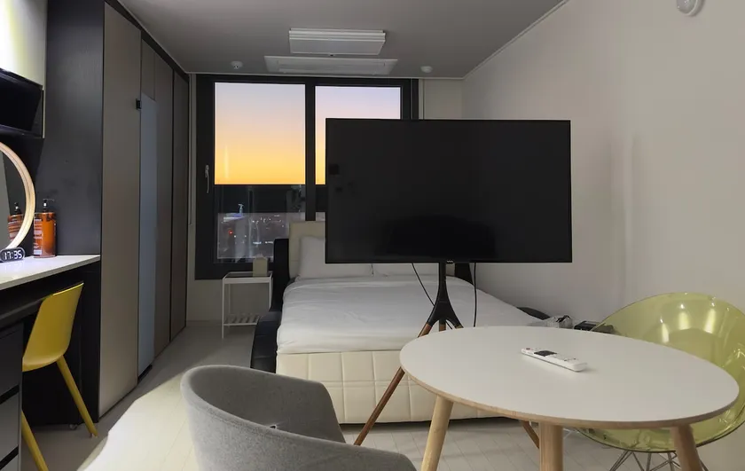 Gloosam_4 ”Jungangno Station 1 minute/13:00 late check-out/Netflix viewing like a movie theater/Amenities provided - Image 1