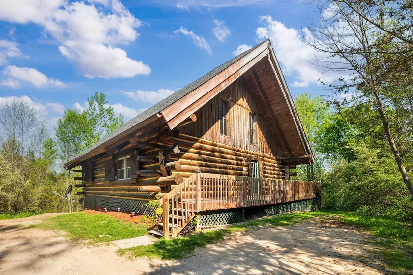 Log Cabin, 15 acres, private nature lake, hot tub - Image 1