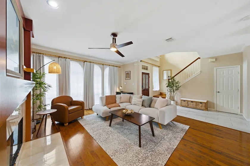 Sun-Drenched 4BR Midtown Oasis, Private Parking - Image 1