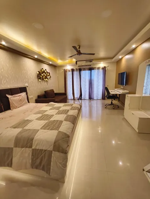 X323 Cozy Private Suite w/ Kitchen near Airport - Image 1