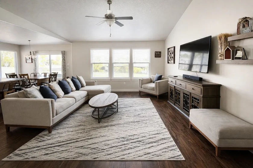 Sleeps 16 Cozy 6 beds home w/tons of living space - Image 1
