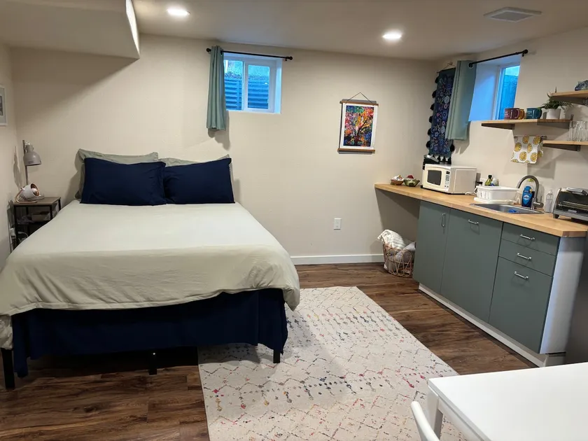 Central Salem Hideaway Studio - Image 1
