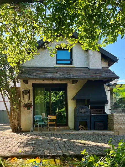 Townhouse with garden, private parking - Image 1