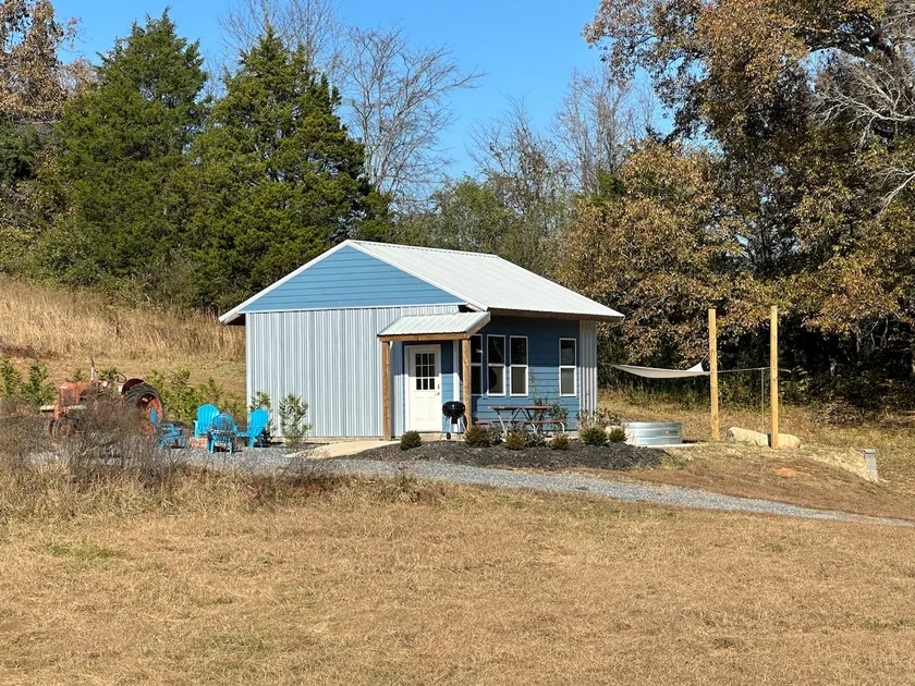 Intimate two bedroom cottage in a farm setting. - Image 1