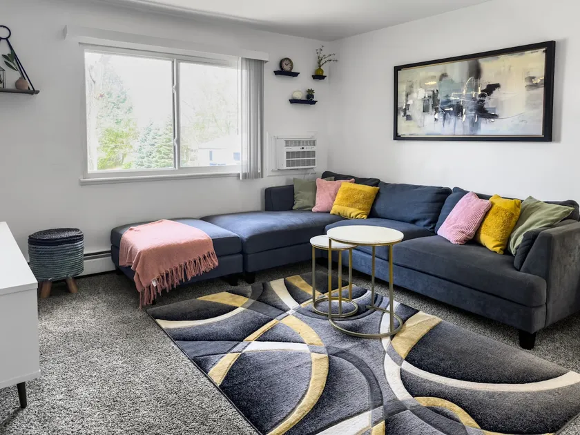 Sleeps 4 - 2BR Apt - Self Check-In, Free Parking - Image 1