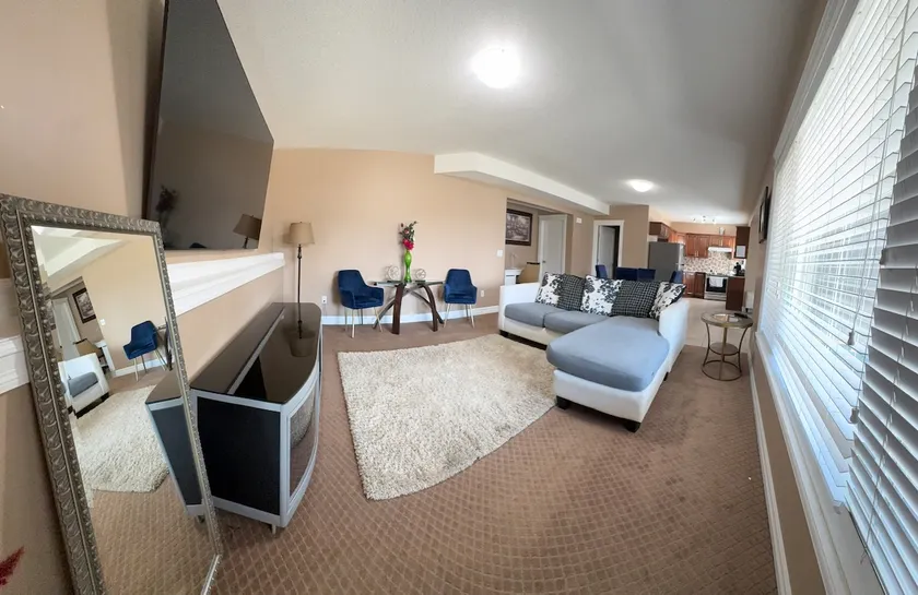 Beautiful 2 bedroom suite, near the airport! - Image 1
