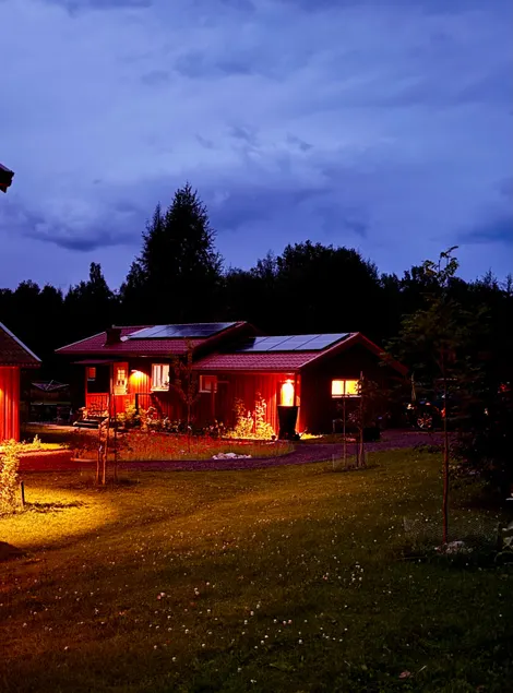 Cozy newly-renovated guest house with lakeside location. - Image 1