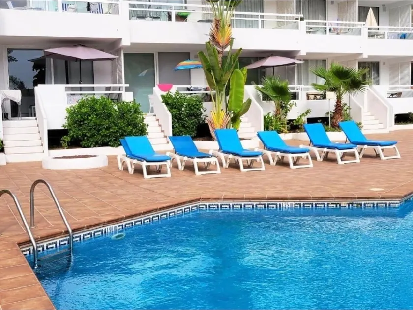 Beautiful 1 bedroom apt right in front of large pool - Image 1