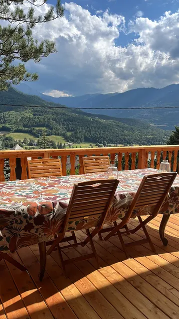 Comfortably renovated mountain view chalet with hot tub - Image 1