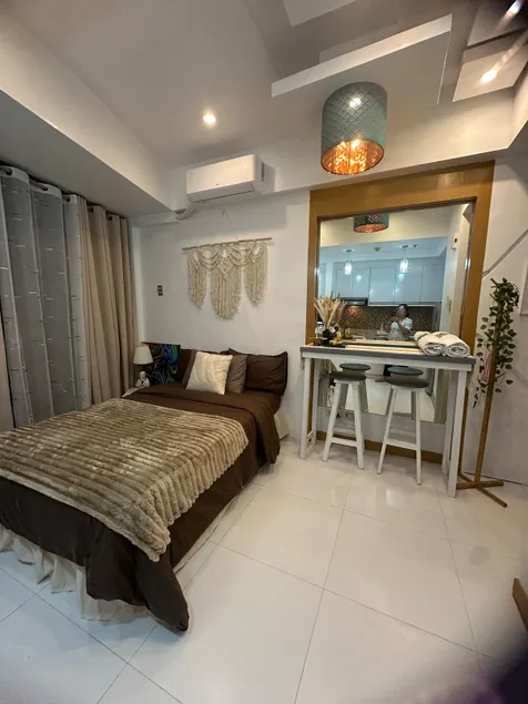 Cozy Place with City View at Greenbelt Makati - Image 1