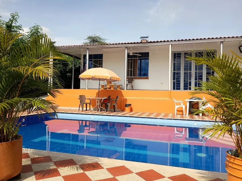 Suitable for use inside the house, in the field, and in the pool; except for families - Image 1