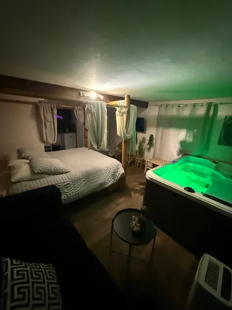 Guest suite with jacuzzi - Image 1
