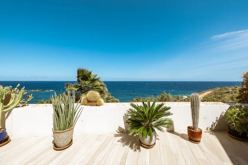 Exclusive 200 m² Luxury Beachfront Residence - Image 1