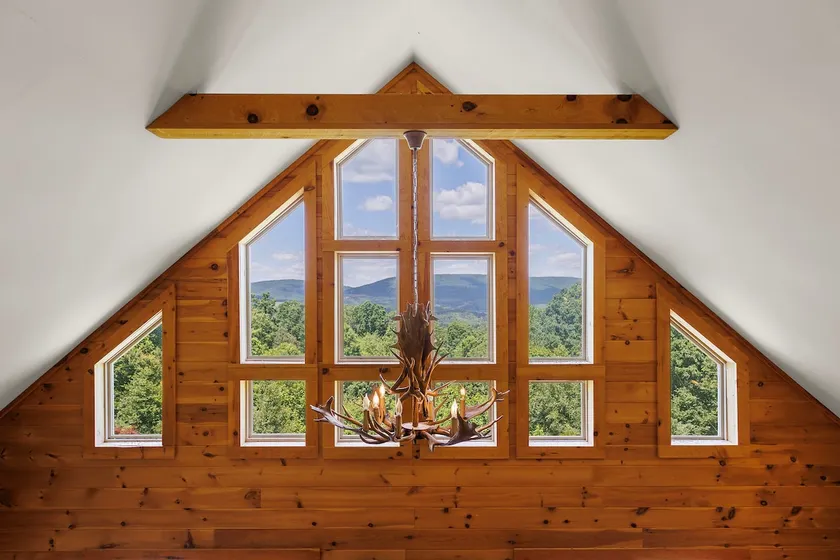 Peaceful Mountain Getaway: hot tub, hiking, views - Image 1
