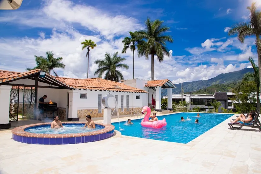 Luxury Villa with Pool, Jacuzzi and Lake - Image 1
