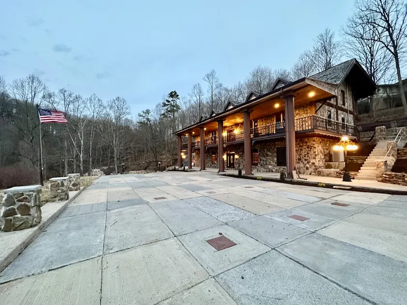 5BR Bristol Estate • Game Room • 8 Min to Casino - Image 1