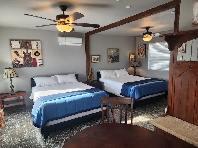 I 2 Executive Studio 2 Queen Beds Cabin - Image 1