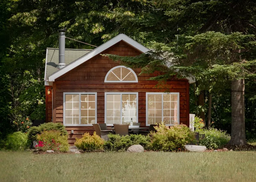 Charlevoix Lakefront Cottage - Image 1
