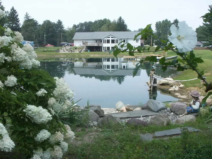 2300 sq ft of serenity & activity with pond - Image 1