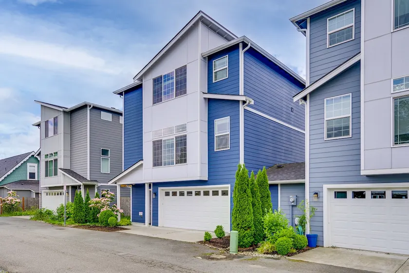 Balcony & Mtn Views! Newly Built Getaway in Monroe - Image 1