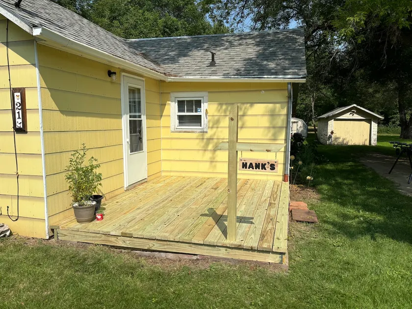 Hank's - Image 1