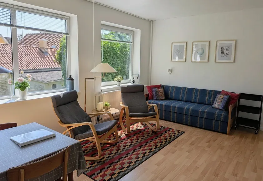 Large and cozy room with private bathroom and entrance - Image 1