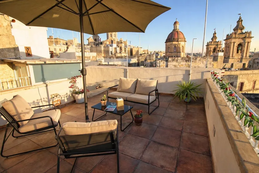 Birgu Square Townhouse, Rooftop & 3 Bathrooms - Image 1