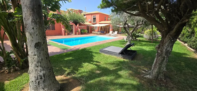 Spectacular villa with private access 50 meters from the beach! - Image 1
