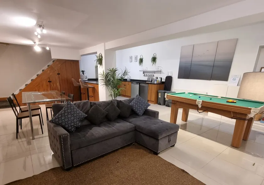Pool Table. Hotel Linen. Fibre WiFi. City-4 min - Image 1
